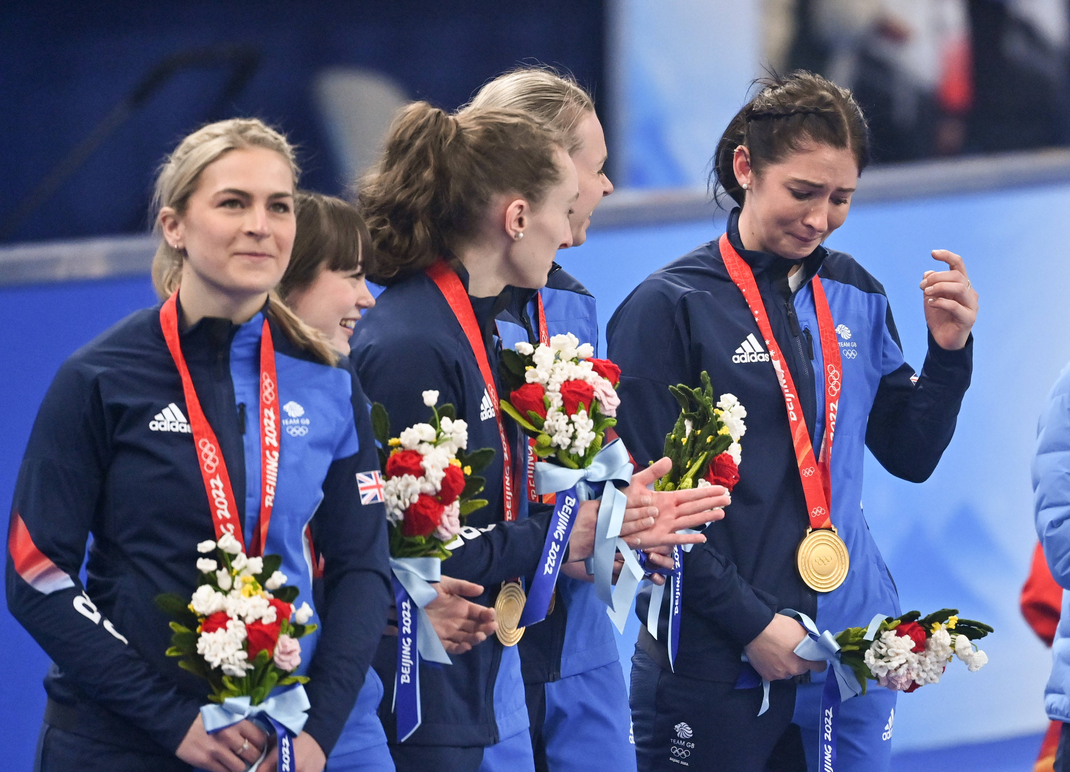 比利时运动员在花样滑冰项目中夺得奖杯