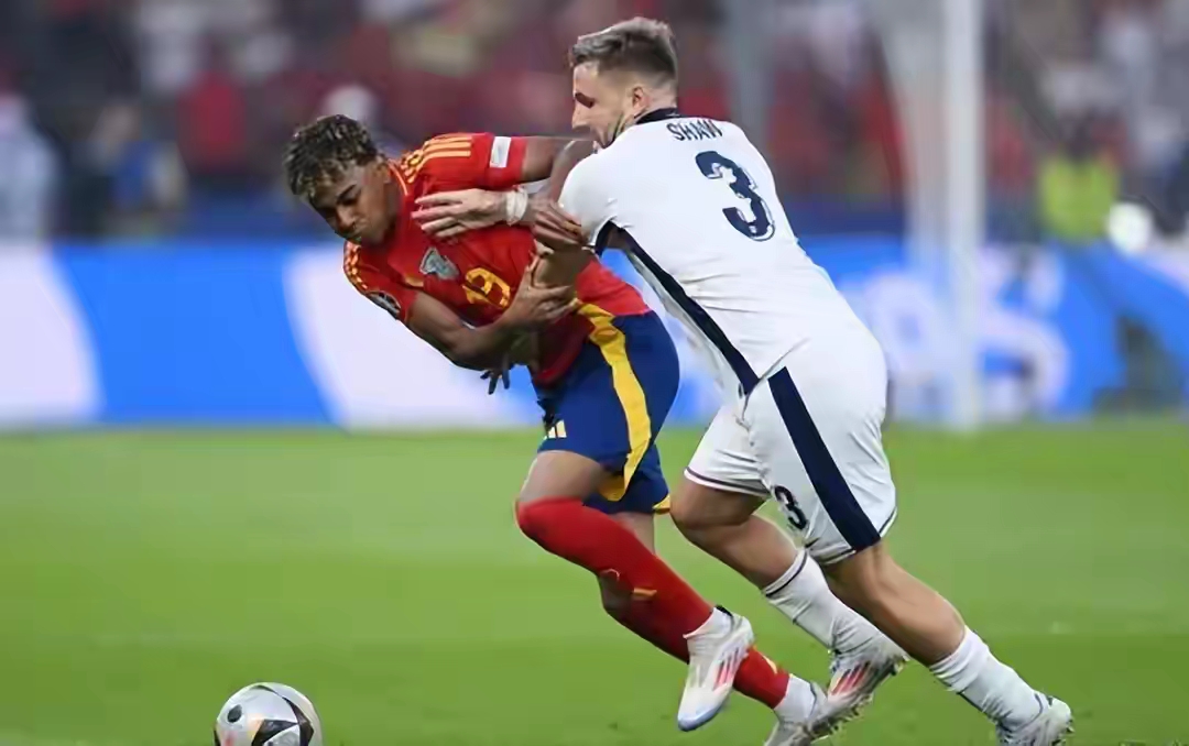 足球赛事中球队间的对决充满紧张气氛