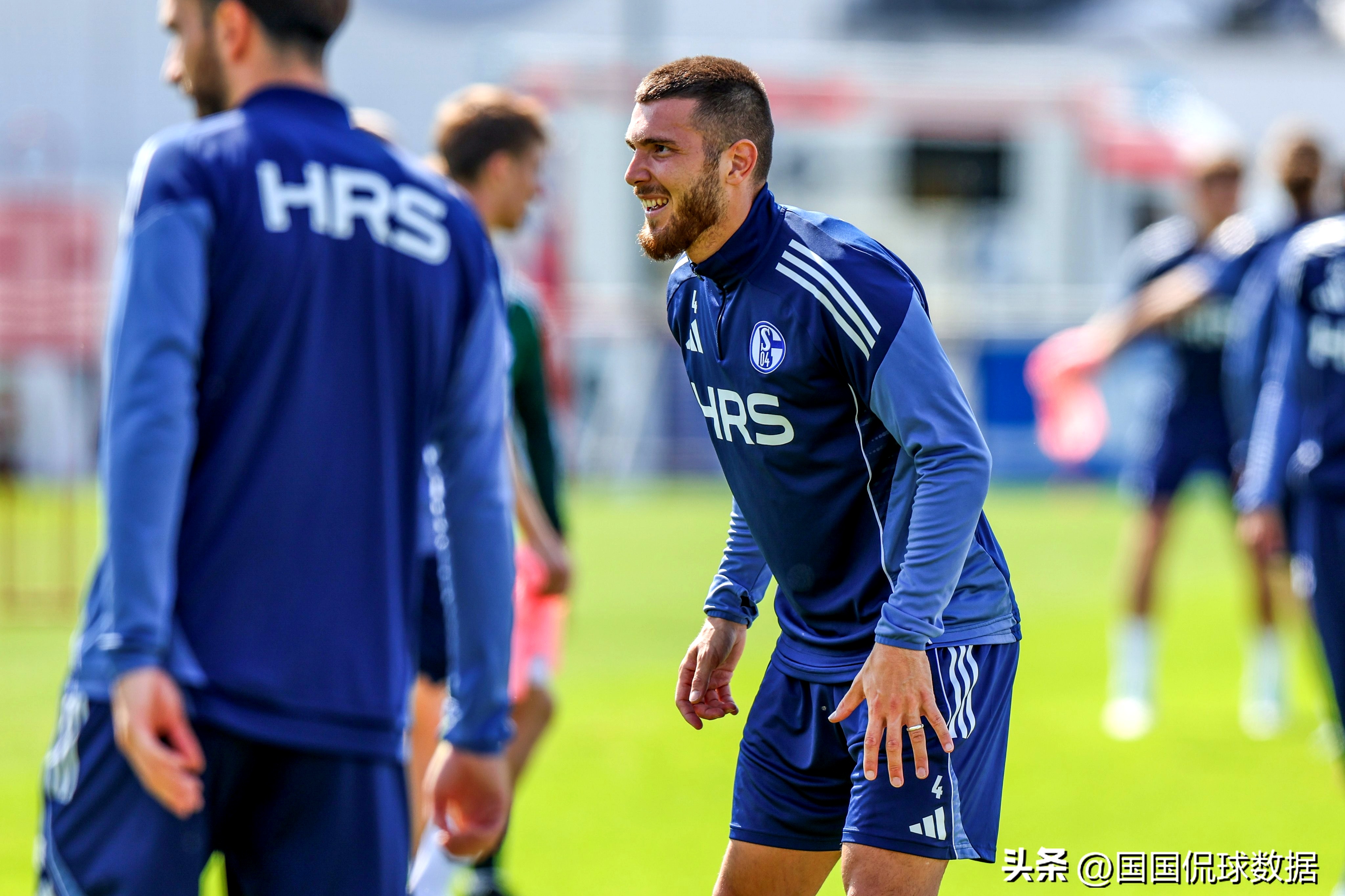 沙尔克客场逆转，赢得宝贵三分