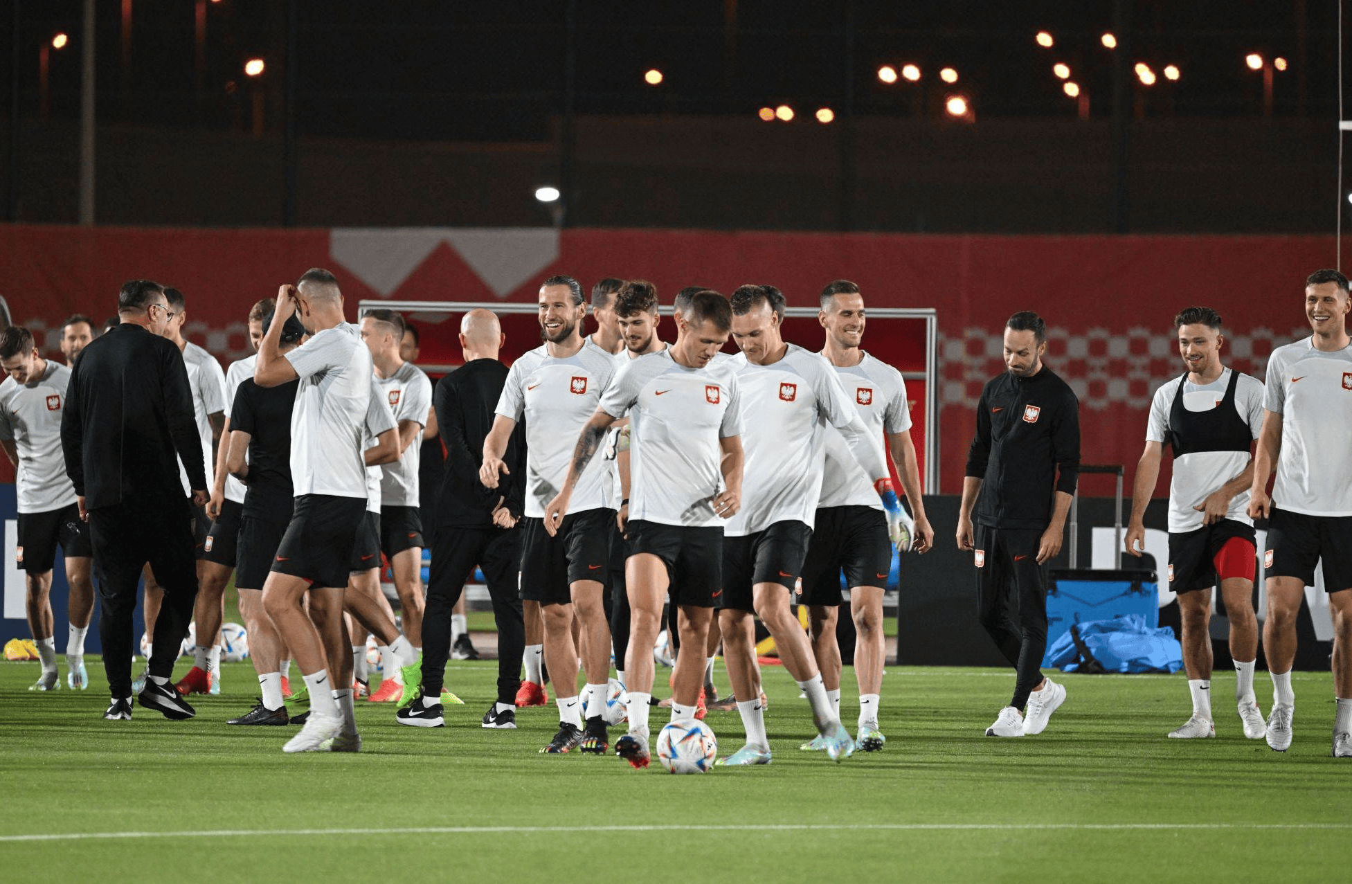 波兰中场球员接受特训以备战重要比赛