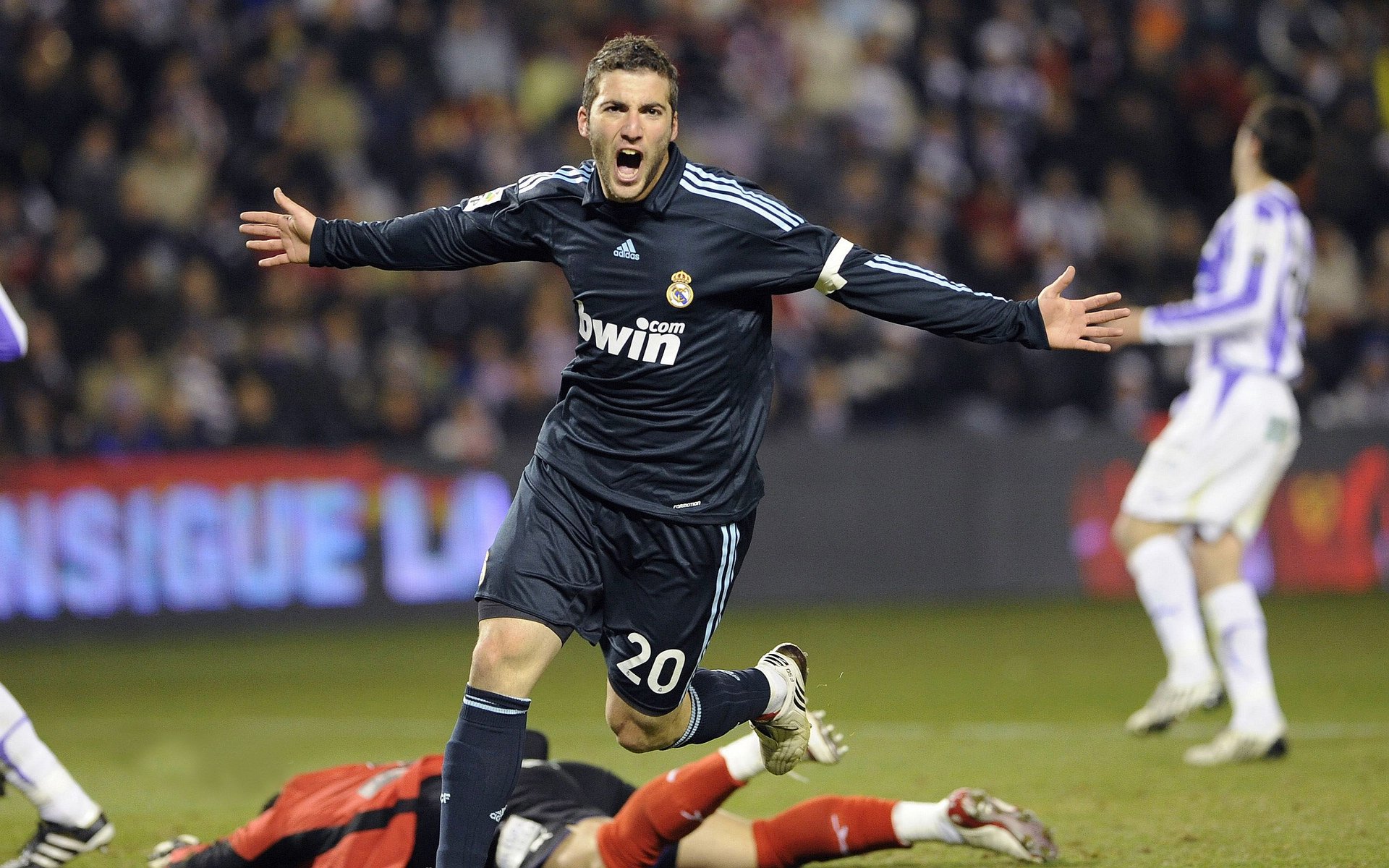 赛道上的双重奏，佩雷兹刷新纪录，梅赛德斯力克阿斯顿马丁